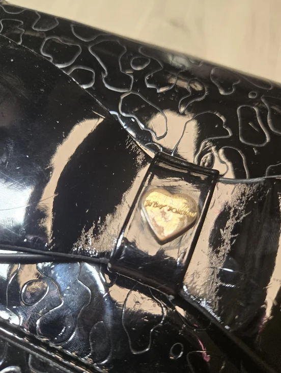 Betsey Johnson Black Patent Embossed Leopard Bow Crossbody Wallet - Picture 4 of 6